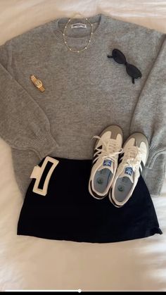 College Aesthetic Clothes, Outfit Idea Layout, Exam Outfit, Black Skirt Outfit Ideas, Sporty Outfit Ideas, Outfit Basic