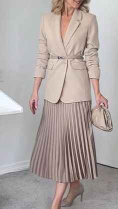 Rich Women Outfits, Modest Woman, School Dress, Maxi Skirt Outfits, Dress Well, Fashion Mistakes, Girls Fashion Clothes, Professional Outfits, Modest Dresses