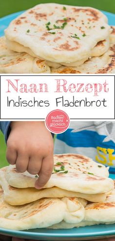 there is a blue plate with pancakes on it and the words naan rezept