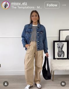 Ootd Pantalon Beige, Bogota Outfits, Adidas Sneakers Outfit, Long Flight Outfit, Fall Fashion Trends Casual, Inverted Triangle Outfits, Sporty Mom, Samba Adidas, Beige Cargo Pants