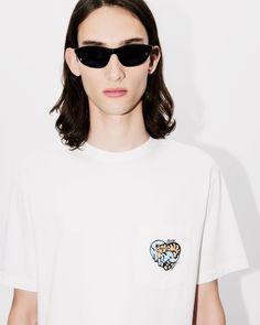 'KENZO Jungle Heart' T-shirt.
Soft Jersey.
Chest pocket. White Short Sleeve Tops With Patch Pockets, White Graphic Tee With Pockets, White Tops With Side Pockets For Streetwear, Casual Summer T-shirt With Heart Patch, Chest Pocket, T Shirt