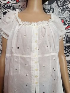 women Top white Crop Top dirndl top Dirndl Blouse Crop Blouse folk blouse festival top Octoberfest Blouse Victorian top Renaissance Blouse Please refer to photos for details of condition. Condition: very good vintageMeasurements:Length: 53 cm/20.9"Bust: 108 cm/42.5"Waist 108cm/42.5" Size: XLnoteThe color on the pictures may vary due to monitor settings and light reflections.Ready to shipPlease do not hesitate to contact with me for any questions.Thank you for shopping today! Feminine White Camisole Blouse, Fitted Cotton Camisole Blouse, Spring Square Neck Top With Broderie Anglaise, White Square Neck Blouse With Lace Trim, White Blouse With Lace Trim And Square Neck, Fitted White Peasant Top With Square Neck, Fitted Sleeveless Broderie Anglaise Top, White Camisole Blouse For Daywear, Fitted Broderie Anglaise Top For Daywear