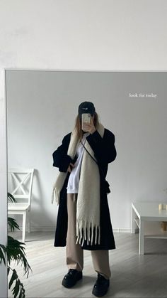 Trousers + nike + sweater Oversized Scarf Outfit, Big Scarf Outfit, Scarf Outfit Fall, Black Coat Outfit, Big Wool, Cold Fashion