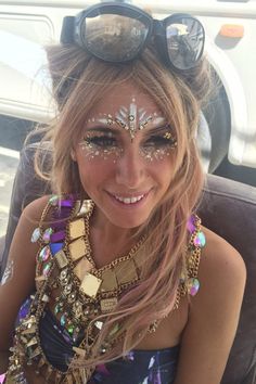 Estilo Burning Man, Psytrance Clothing, Burning Man Style, Festival Face Paint, Make Carnaval, Makeup And Accessories, Festival Makeup Rave, Festival Makeup Glitter, Burning Men