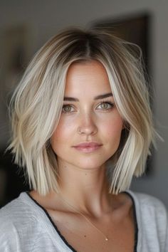 Stand out with 14 dual-toned blunt bobs, where bold colors meet bold cuts for a dominating, unforgettable look. Blonde Hair Inspiration, Hair 2024, Hair Affair, Penteado Cabelo Curto, Hair Color And Cut, Chocolate Cherry, Short Blonde Hair, Hair Envy, Hair Today