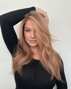 Everyone Is Going Crazy Over These Fall Hair Ideas For Blondes Slightly Pink Blonde Hair, Strawberry Blonde Dark Roots, Fall Hair Ideas For Blondes, Fair Skin Hair Color Ideas, Hair Ideas For Blondes, Strawberry Blonde Hair Color Ideas, Dark Strawberry Blonde Hair, Reddish Blonde Hair, Natural Balayage