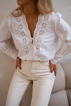 Elevate your style with our ecru v-neck shirt featuring intricate embroideries at the wrists and collar. Comfortable long sleeves, unlined for a chic look. Our model wears the Beige Solan Jeans Sizes: S-M / M-L S-M: Length 21.65 in - Width 19.29 in M-L: Length 22.83 in - Width 20.47 in Handwash. Women's Spring Fashion, Grace Shirts, Parisian Women, Outfit Primavera, Chic Blouses, Chic Look, Fashion Images, Knit Crop Top, Sleeveless Tshirt