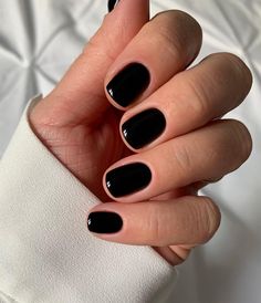 7 colores de uñas para 2023 que combinarán con TODOS tus looks | Glamour Short Press On Nails, Black Designs, Her Nails, Nails Black, Fall Nail Colors, Stick On Nails, Nature Tattoos