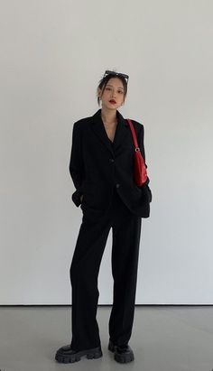 Suits With Boots Womens, Japan Street Style Summer, Architecture Outfit, Woman Suit Fashion, Looks Black, Black Suit, All Black Outfit, 가을 패션