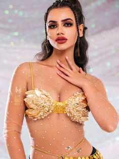 Features Of Gold Glitter Bra 💖Unique golden glitter fabric: This bra uses golden glitter fabric as the base, and the golden color makes the bra look more gorgeous. 💖Metal leaf-shaped sequin decoration: The sides of the gold glitter bra are decorated with gold metal leaf-shaped sequins of different sizes. This design adds visual richness and three-dimensionality, and looks natural and luxurious. 💖Rhinestone embellishments add luxury: A base of gold leaf sequins is embellished with rhinestones Sparkly Bra, Glitter Bra, Short Sequin Skirt, Purple Sequin Dress, Green Sequin Dress, Rhinestone Skirt, White Sequin Dress, Sequin Bra, Rhinestone Bra