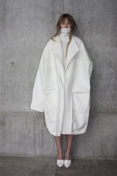 The White Series. Part 9: Ernesto Naranjo Mantel Outfit, Street Mode, Sculptural Fashion, Moda Chic, 가을 패션, White Fashion, Minimal Fashion, Outfits Casuales