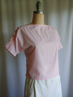 Sweet 80s blouse Cropped boxy shape Criss Cross shoulders Airy light, possibly blend Bust - 36 - 40 inches Waist - 17 1/2 inches Length - 19 inches Excellent vintage condition Linen skirt in ivory, high waisted xs found here: https://www.etsy.com/ca/listing/766916146/70s-linen-skirt-high-waisted-liz?ref=shop_home_feat_2 Pink Cropped Cotton Top, Casual Pink Cropped Blouse, Vintage Cropped Cotton Blouse, Boxy Cotton Blouse For Spring, Cotton Crop Top With Short Sleeves For Daywear, Pink Short Sleeve Cotton Blouse, Pink Cotton Short Sleeve Blouse, Pink Cotton Blouse With Short Sleeves, Pink Cropped Cotton Blouse