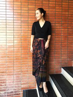 Thai Inspired Outfits, Thai Silk Skirt, Thai Outfits Modern, Mode Batik, Modern Filipiniana Dress, Silk Fabric Dress, Thai Silk Dresses, Thai Fabric