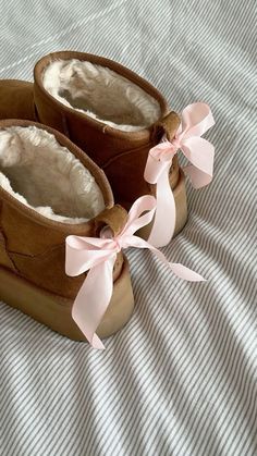 North Of France, Ugg Coquette, Uggs With Bows, Sac Diy, Instagram Lifestyle, Pink Aura, Pink Bows, Pink Girly Things