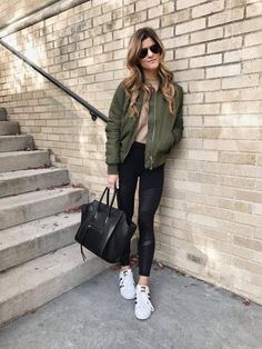 Outfits With Jordan 1s Fashion Styles, Jordan Shoe, Look Legging, Casual Chic Outfits, 30 Outfits, Athleisure Trend, Pastel Outfit, Jordan 1s, Shoe Nike