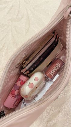 Inside Purse Aesthetic, Purse Must Haves, Muzică Rock, Everyday Bag Essentials, Pink Pinterest, Inside My Bag, Purse Essentials