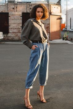 -Rise: 12", Inseam: 24"(FOLDED)-Model is 5'8" and wearing size 3-True to sizeMade In: ImportedFabric Contents: 99% Cotton, 1% Spandex Jeans And Knee High Boots, High Waisted Baggy Jeans, Sweatshirt Jean Jacket, Slouchy Jeans, Women Cargo Pants, Slouchy Style, Sweater Hat, Classic Jeans, Women Cargos