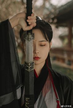 Unsheathing Blade Pose, Samurai Woman, Female Samurai, Japanese Drawings, Asian Inspiration, Japanese Warrior, Japanese Geisha