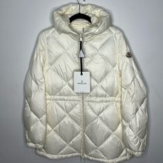 Moncler Sargas Down Parka Jacket White Women’s Size 1/S $1,550. New With Tags. With A Diamond-Quilted Construction, This White Sargas Jacket From Moncler Offers A Heightened Sense Of Luxury And Comfort. Made From Down-Filled Shell, It Has A Relaxed Silhouette That Can Be Cinched Via Drawstrings At The Waist And Hem. Material: 100% Polyamide Filling: 90% Down, 10% Feathers Hood: 100% Polyamide Lining: 100% Polyamide, Fully Lined True To Size Loose Fit, Drawstring Waist Lightweight Material Dry Cl Luxury Long Sleeve Winter White Outerwear, Classic White Hooded Outerwear, Designer Cream Outerwear For Winter, Luxury White Winter Puffer Jacket, Luxury White Puffer Jacket For Winter, Designer Outerwear With Pockets, Designer Fitted White Outerwear, Designer White Fitted Outerwear, Luxury White Spring Outerwear