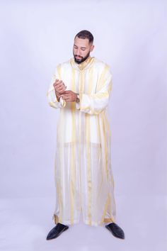 Discover our handmade Djellaba Chaara for men, in off-white, accompanied by a matching 2-piece Jabador, perfect for special events. Made with care and attention to detail, this traditional Moroccan outfit is both elegant and comfortable, allowing you to stand out on all your special occasions. Long Sleeve Thobe For Eid And Traditional Ceremonies, White Long Sleeve Agbada For Traditional Ceremonies, Festive White Thobe With Dabka Details, Festive White Thobe With Dabka, White Kaftan For Eid And Traditional Ceremonies, White Long Sleeve Kaftan For Traditional Ceremonies, White Thobe For Eid And Traditional Ceremonies, Traditional Arabic Clothing Men, White Agbada With Dabka For Traditional Ceremonies