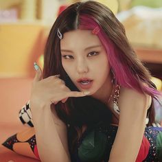 Yeji Pink Hair, Yeji Icon, Slay Girl, Anime Hair, Pretty Photos, Korean Celebrities, Bun Hairstyles