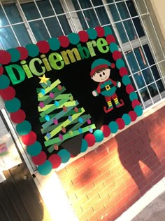 there is a sign that says dicciembre with a christmas tree on it