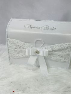 a white wedding garter with a bow on it's side and the name veranna boda written in cursive writing