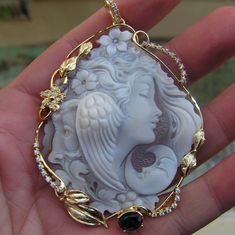 Old fashioned pendant A beautiful pair of Cameo earrings To limit costs but not BEAUTY, it is mounted on 925 gilded silver Elegant and precious stone worked entirely by hand by the artist from Torre del Greco the production of cameos at hand is escusar Produced by me. NOT FOUND IN THE COMMERCE may be similar but there will always be variation. Cameo objects produced in limited quantities Feel free to contact me to request SPECIAL PHOTOS AND OTHER QUESTIONS   Specifications: Sardonyx Shell Cameo Mercury God, Greek Mythology Jewelry, Cameo Earrings, Antique Bracelets, Cameo Pendant, Stone Work, Hand Work, Victorian Style, Elegant Gift