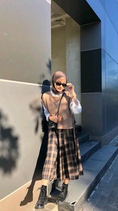 Dapatkan ide outfit yang sedang trend saat ini. Lihat bagaimana gaya trend dengan produk yang sedang diskon. Korean Academic Fashion, Vintage Aesthetic Retro Outfit Hijab, Style Retro Hijab, Retro Fashion 90s Outfits Hijab, Yearbook Outfit Ideas Vintage, Style 90s Fashion Hijab, Ootd Vintage 90s Hijab