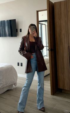 Brown Leather Blazer Outfit Winter, Pintrest Outfit Women, Teal Leather Jacket Outfit, Brown Outfit Autumn, Brown Leather Two Piece Outfit, Ny October Outfits, Winter Outfits Boots Jeans, Brown Boot Outfits For Women, Evening Bar Outfits