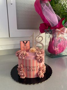 victoria’s secret birthday cake 18th birthday cake pink flowers bouquet Victoria Secret Cake, Meeting Celebrities, Sommer Mad