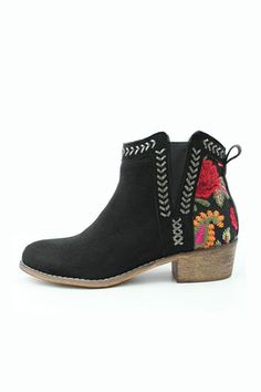 The Perfect BOOT!! Embroidered BO-HO Chic Ankle Boots. Style Jane Birkin, Leather Chelsea Boots Women, Vibe Tribe, Embroidered Boots, Faux Suede Boots, Trendy Boots, Jane Birkin, Leather Chelsea Boots, Boutique Accessories