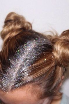 Glitter Roots Hair, Official Hairstyle, Music Festival Hair, Glitter Roots, Festival Glitter, Fest Outfits, Hair Trend, Body Glitter, Festival Hair