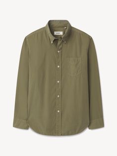 The classic American button-down collar shirt in crisp, airy cotton poplin. | Buck Mason Men's Skyline Poplin One Pocket BD Shirt in Olive, Size XS | Cotton Buck Mason, Usa Tee, Mens Fashion Classic, Button Up Shirt Mens, Men's Button Down Shirt, Raw Denim, Classic American, Suit Shop, Collar Shirt