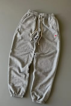 Jogger Pants Design, New Balance Sweatpants, Casual Sporty Outfits, Running Shoes Asics, Photographie Indie, Sweatpants Grey, Shoes Asics, Sneakers Converse, Mens Casual Dress Outfits