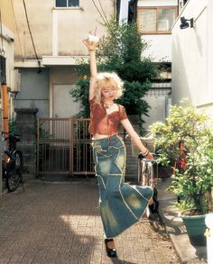 Fashion 60s, Long Skirt Outfits, Denim Skirt Outfits, Fashion 90s, 90's Fashion, Vintage Star, Mode Inspiration, Outfits Casuales