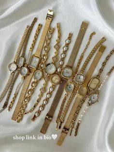 Aesthetic Wrist Watch, Gold Watches Aesthetic, Gold Jewelry Accessories, Gold Watches Women Aesthetic, Little Gold Watch, Cute Jewelry Gold, Vintage Bracelets Gold, Jewelry Aesthetic Vintage, Gold Watch Aesthetic