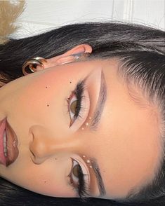 Neutral Makeup With Rhinestones, Makeup Ideas Eyeshadows Natural, Eyeliner Lashes Make Up, Light Neutral Makeup Natural Looks, Cute Brown Eyeshadow Looks, Kai Uchis Makeup, Euphoria Make Up Ideas, Graduation Makeup With Rhinestones, Bad Bunny Concert Makeup Nadie Sabe