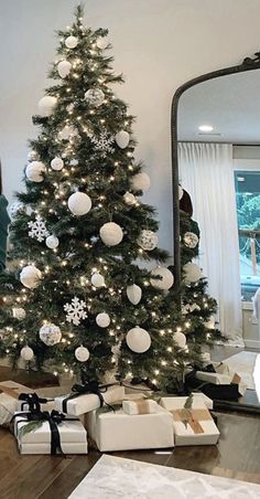 Gold Christmas Tree Decorations, Christmas Home Decor Ideas, Home Decor Ideas Kitchen, Pencil Christmas Tree, Wallpapers Home, Home Decor Painting, Home Decor Wallpaper