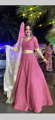 Aesthetic Lahenga Design, Ghagras Simple, Lehenga Design For Girl, Lehanga For Party Wear, Lehanga Dresses Indian, Christmas Indian Wear, Girls Lehnge Design, Party Lehnga Designs, Simple Lehenga Designs For Wedding