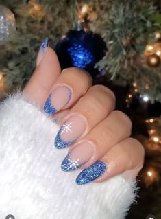 Short Oval Nails Ideas Christmas, Christmas Nails Short Aesthetic, Winter Nail Ideas Square, December Nail Ideas Blue, Winter Christmas Nails Short, Nails Inspiration Winter Simple, Christmas Nails Oval, December Nails Blue, December Nails Ideas