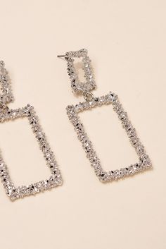 Feeling artsy? These casting rectangle dangle earrings help make a statement in any room with their unique textures and shapes within the earrings. They are perfect for both casual and formal settings, social gatherings, parties, ceremonies, and many more! SizeLength: 2.5 in (6.35 cm)Width: 1 in (2.54 cm) Quality These casting rectangle dangle earrings are made of metal alloy with shiny gold/silver plating. They are also lead and nickel free. Imported E5340 Affordable Metal Rectangular Earrings, Silver Casting, Unique Textures, Pearl Shop, Rectangle Earrings, Back To School Sales, Holiday Essentials, Social Gathering, Pearl Set