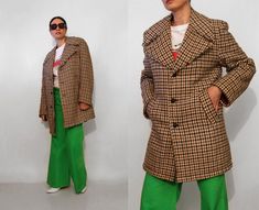 "vintage '70s houndstooth tweed wool menswear coat huge notched lapels single breasted 2 side pockets partial faux fur / quilted lining DETAILS-----> Era: '60s/'70s Fabric: wool, faux fur  MEASUREMENTS-----> Tag: n/a - marked a size 40; should suit a women's m/l; men's xs/s Shoulders:  18.5\" Bust:  22\" Sleeves:  24.5\" Sleeves (from underarm):  16\" Waist: n/a Length (from shoulder):  34.5\" CONDITION-----> In excellent vintage condition. No flaws to note. MODEL SPECS-----> xs/s | 5'5\" | 34\" Retro Brown Tweed Outerwear, Brown Houndstooth Tweed Jacket For Winter, Retro Plaid Tweed Jacket For Fall, Winter Brown Houndstooth Tweed Jacket, Retro Winter Tweed Jacket For Workwear, Retro Tweed Outerwear For Business, Retro Brown Wool Tweed Jacket, Retro Tweed Jacket For Fall, Retro Plaid Business Outerwear