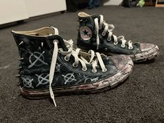 Grunge Shoes Converse, Goth Converse, Goth Converse Diy, Writing On Converse Grunge, Converse Art Grunge, Custom Converse Grunge