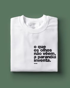 a white t - shirt that reads o que os olhos nao vem, a paranoa inventa