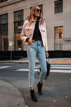 Stylish Jeans Outfit, Sweater And Jeans Outfit, Jeans Outfit For Work, Suede Jacket Women, Jeans Outfit Spring, Jeans Outfit Winter, Jeans Outfit Fall, Sweater Outfits Fall, Jeans Outfit Casual