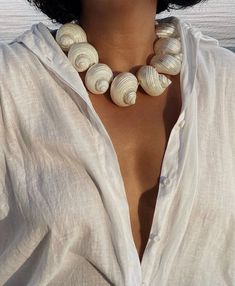 Flow Aesthetic, Spiral Shell, Photoshoot Idea, Seashell Jewelry, Looks Street Style, Beach Vibes, Jewelry Inspo, Shell Necklaces, Beach Jewelry