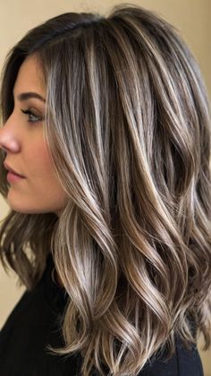 Wondering how to refresh your style? The Melena Negra con Reflejos en Balayage y Ombré promises to transform your look with its stunning gradient! Click to learn more! #HairRefresh #MelenaNegra #BalayageOmbré #HairGoals Blond Beige, Brown Hair Inspiration, Highlights For Dark Brown Hair, Brunette Hair With Highlights, Hair Due, Brown Hair With Blonde Highlights, Haircut And Color, Hair Color And Cut, Ultra Modern