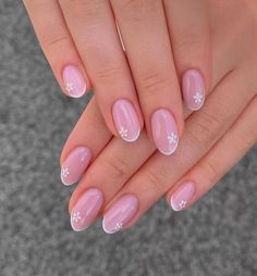 Summer Nails Round, Round Nail Designs, Light Pink Nails, Floral Nail Designs, Subtle Nails, White Nail Polish, Cute Gel Nails, Round Nails