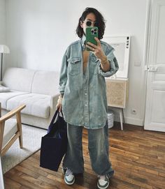 Denim Shirt Layering Outfit, Oversized Checked Shirt Outfit, Oversized Tee Outfit Jeans, Blue Jean Shirt Outfit, Oversized Shirt Outfit Street Style, Full Jeans Outfit, Oversized Denim Shirt Outfit, Shirt Layering Outfit, Denim Shirt Outfit Women